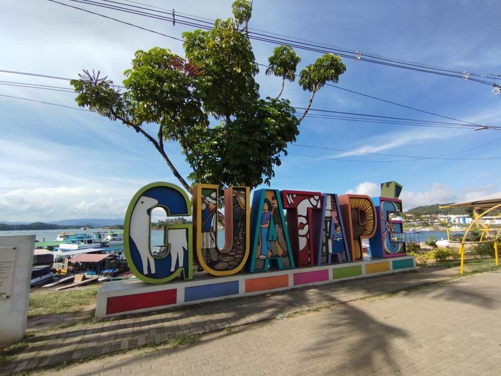 Aptos Plaza Principal, Con Y Sin Vista Al Embalse, Frente Autobus, A 8 Minutos De La Piedra Del Penol, Todo Cerca!!! Guatape Ngoại thất bức ảnh